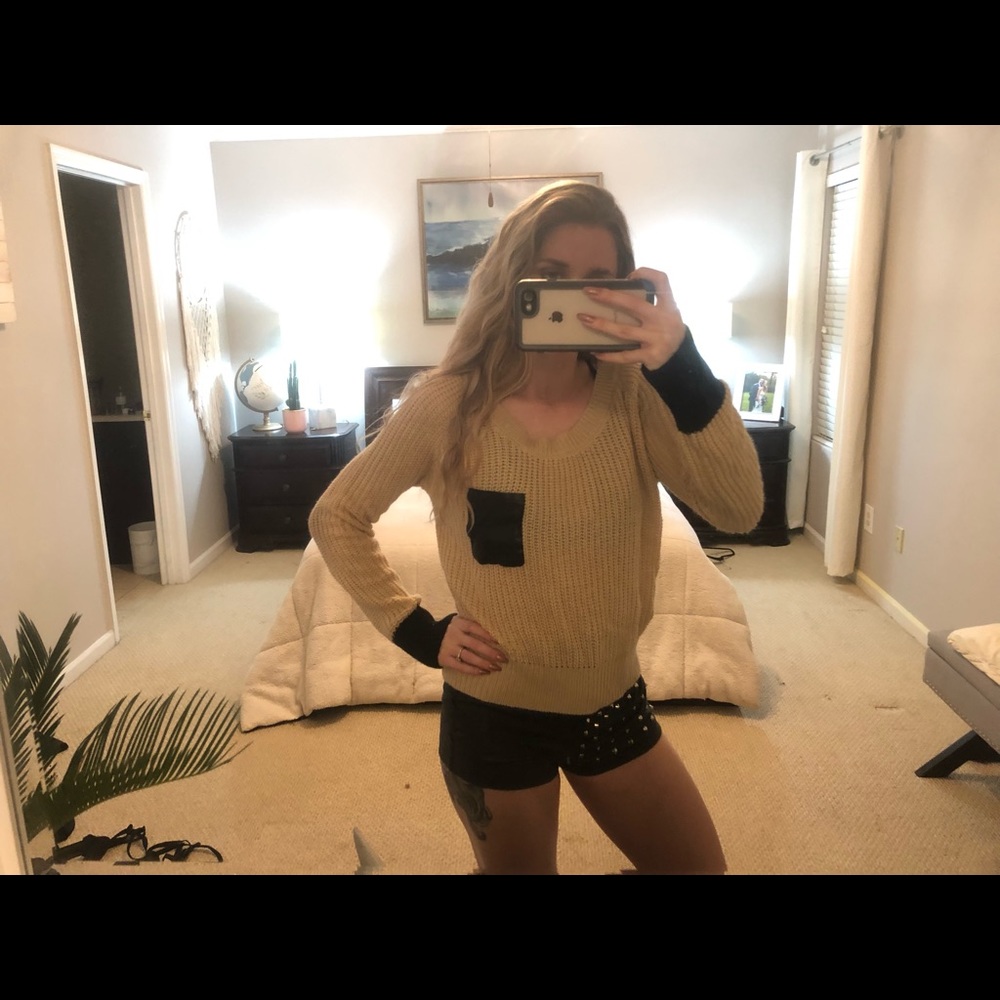 Nude/black crop sweater 🥂
